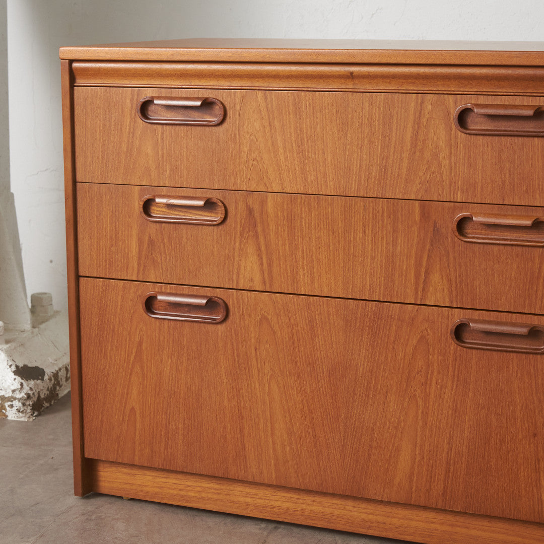 英国 ヴィンテージ 3段 チェスト