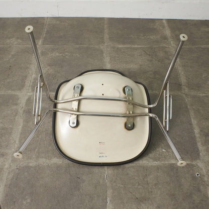 サイドシェルチェア スタッキングベース