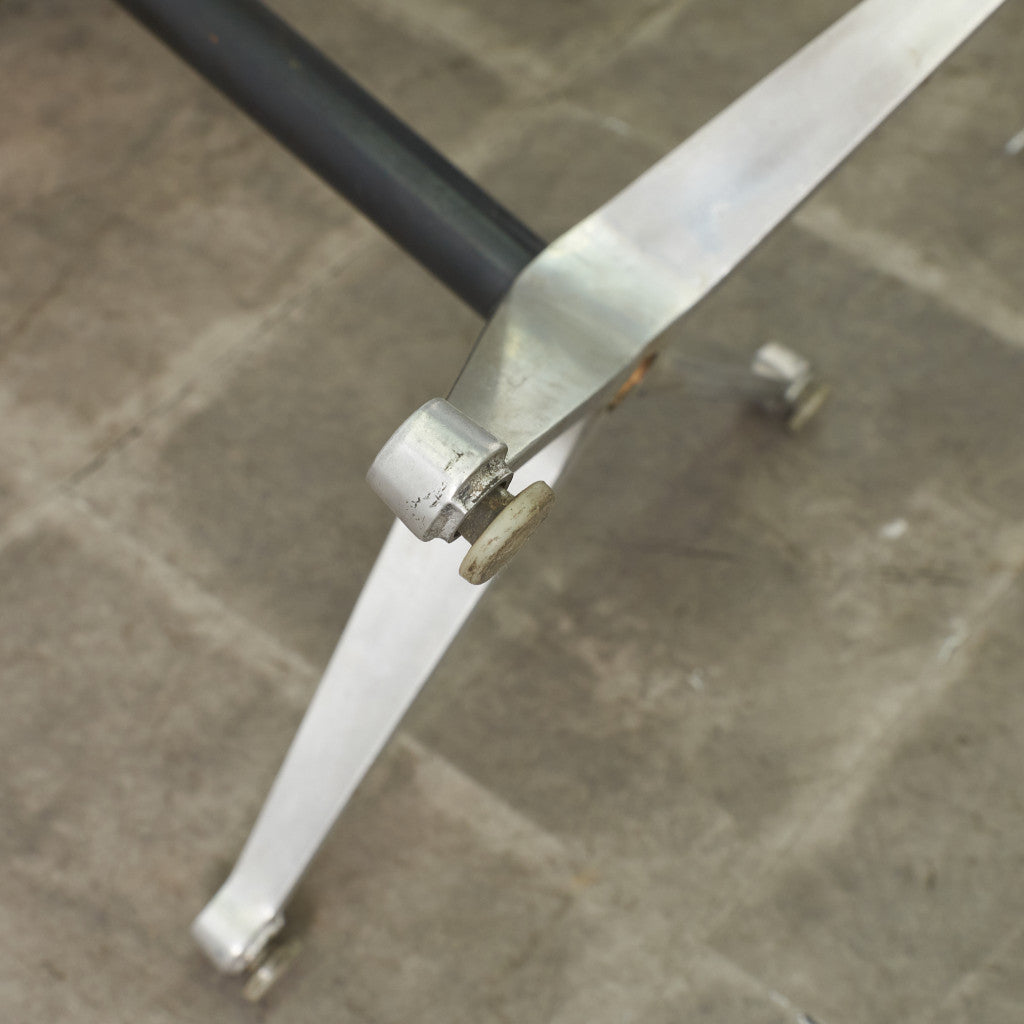 イームズ コントラクトベース ラウンドテーブル