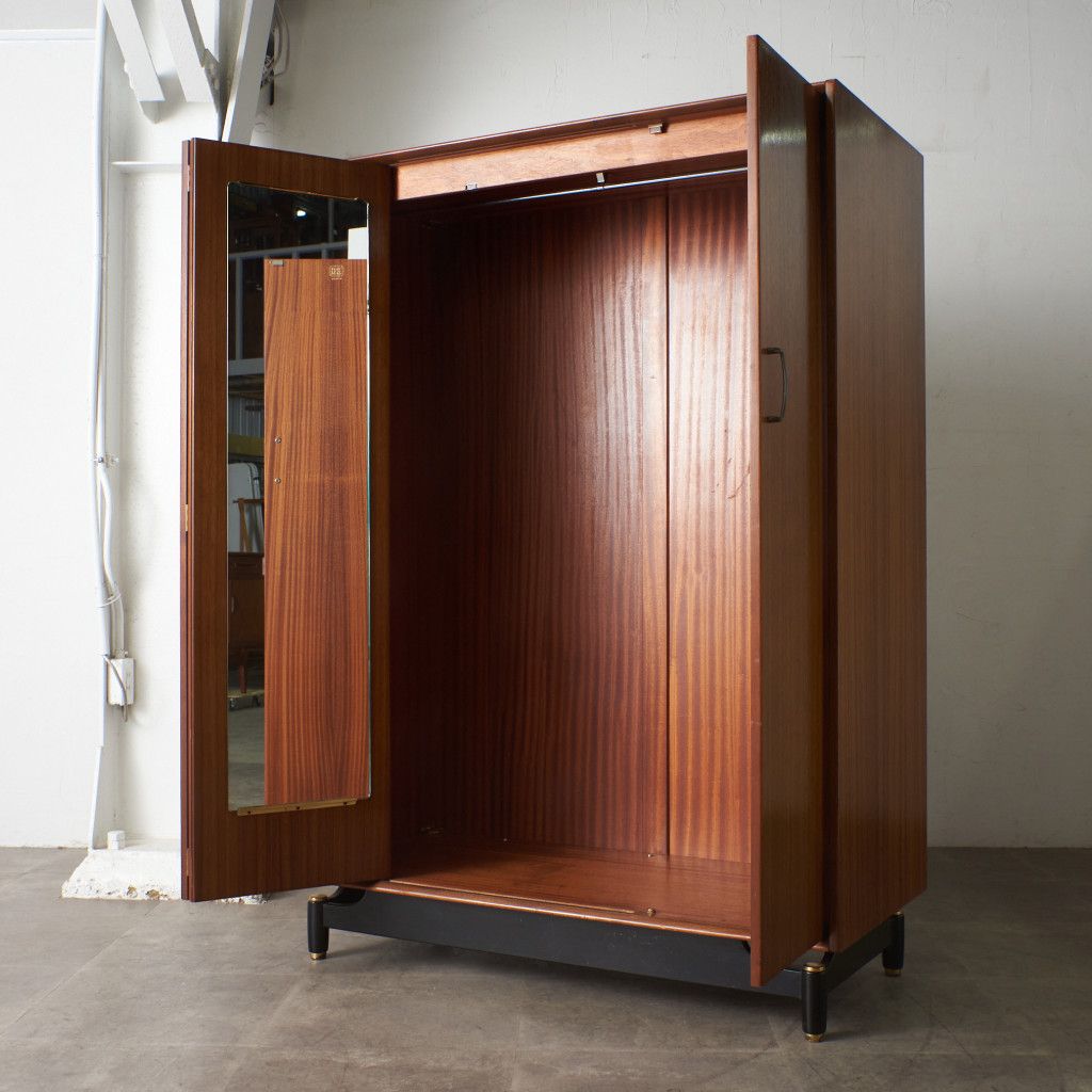 Tola&black 3ドア ワードローブ