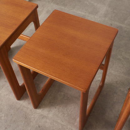 ヴィンテージ 拡張式天板付き ネストテーブル