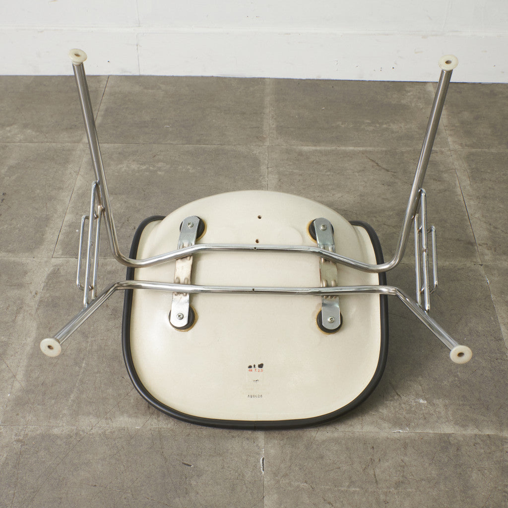 サイドシェルチェア スタッキングベース