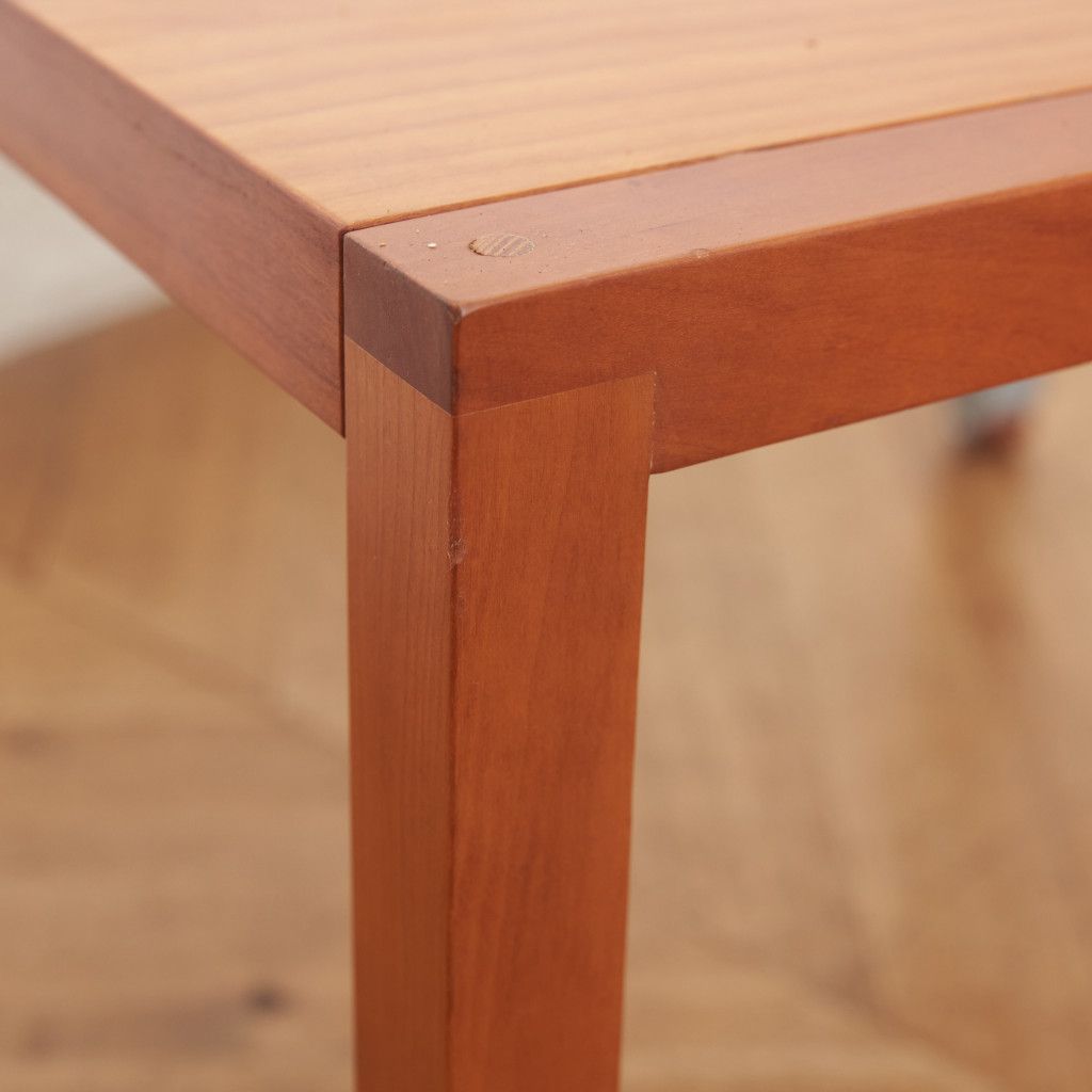 キャスター付きリビングテーブル