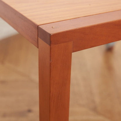 キャスター付きリビングテーブル