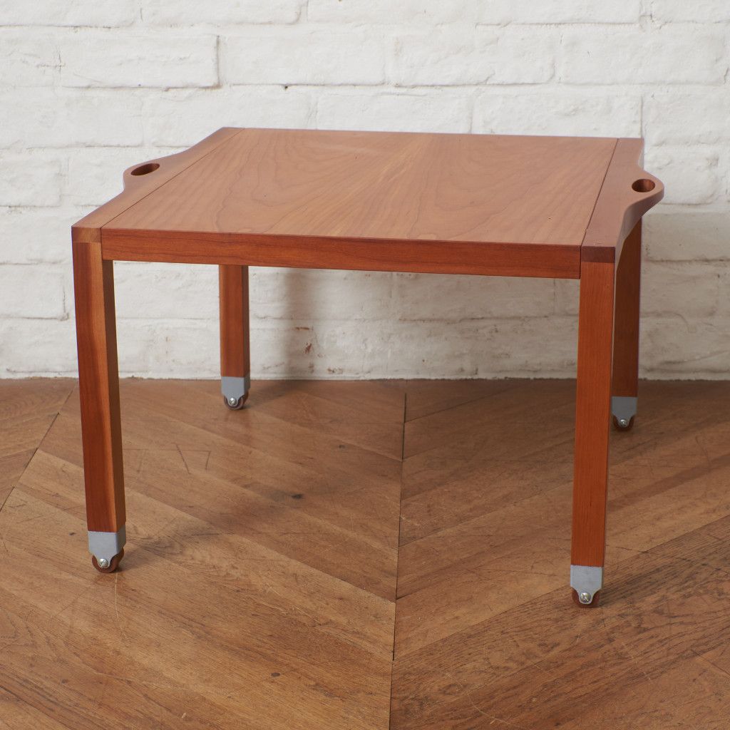 キャスター付きリビングテーブル