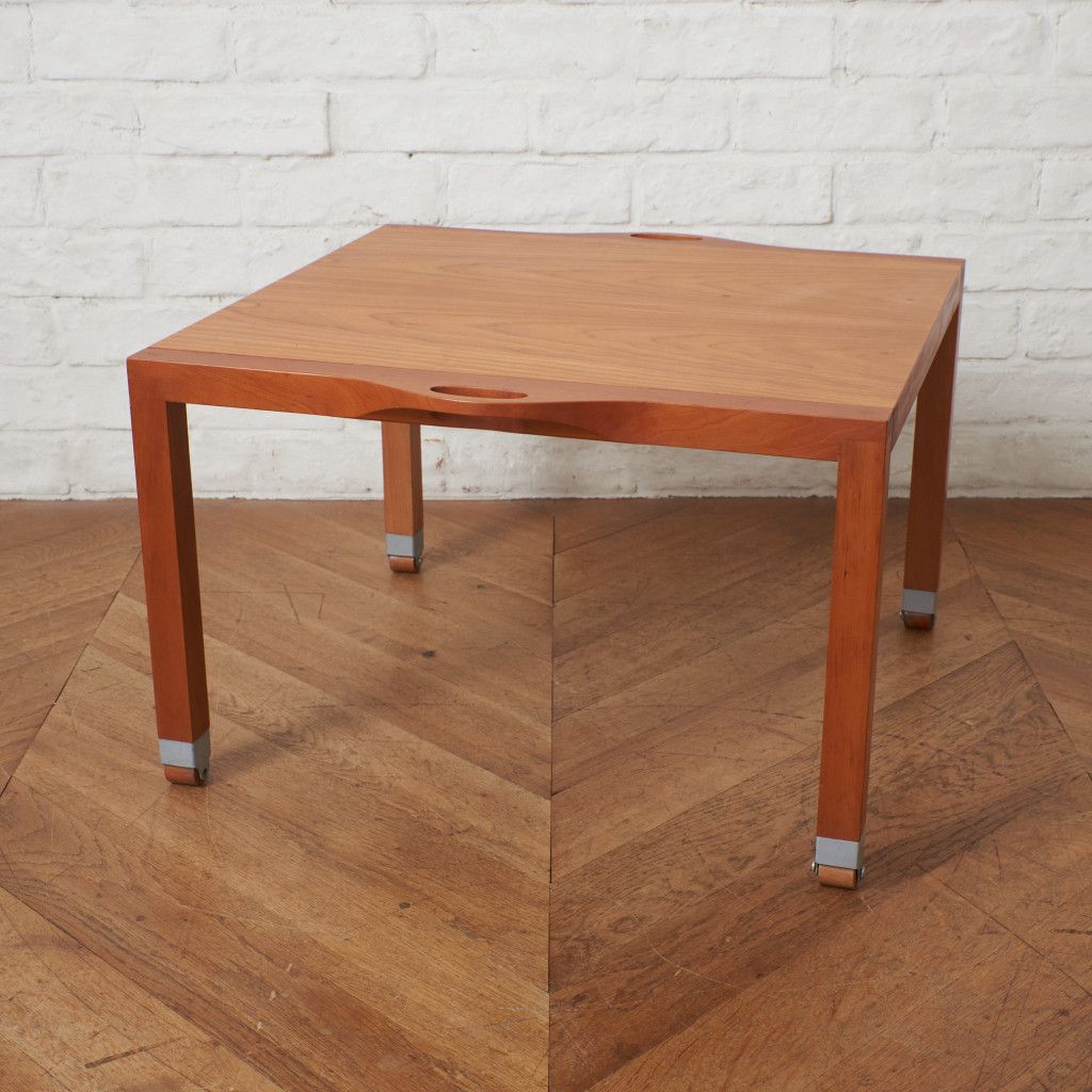 キャスター付きリビングテーブル