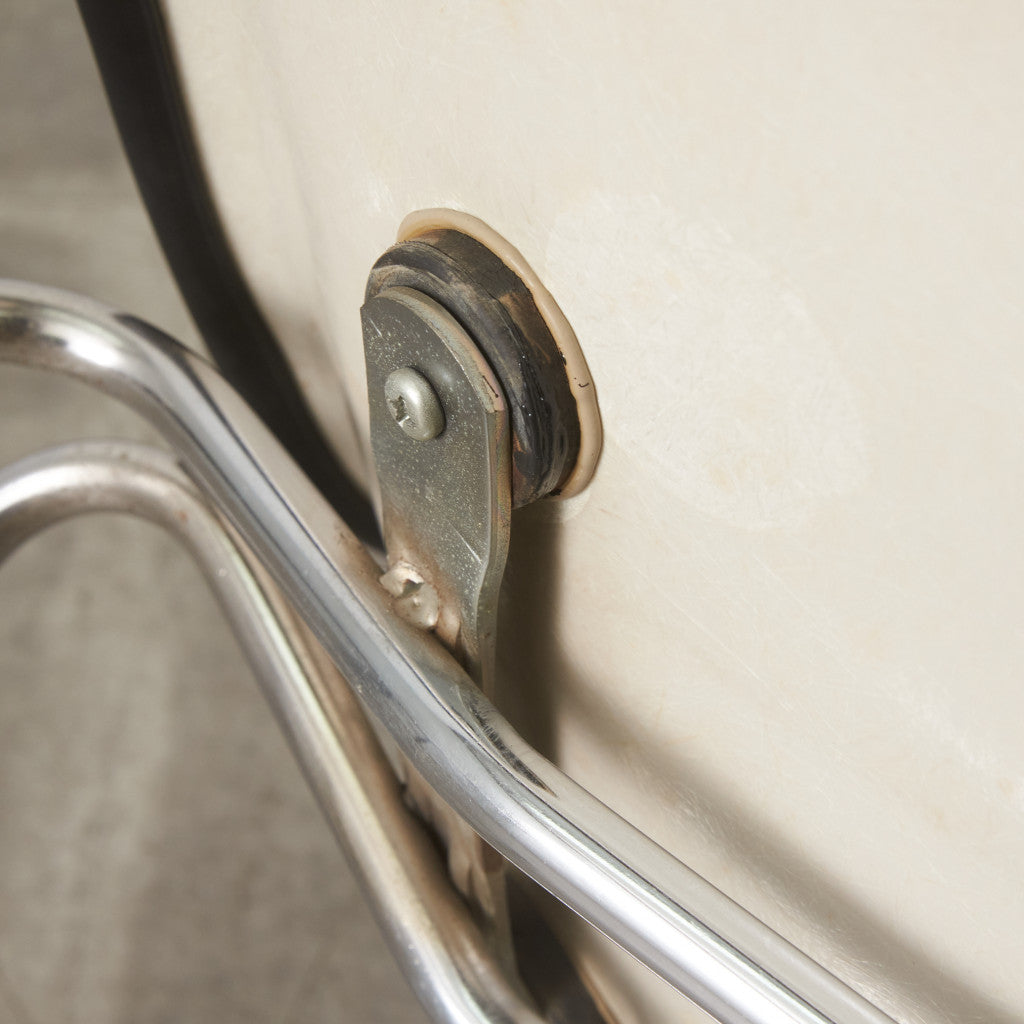 サイドシェルチェア スタッキングベース