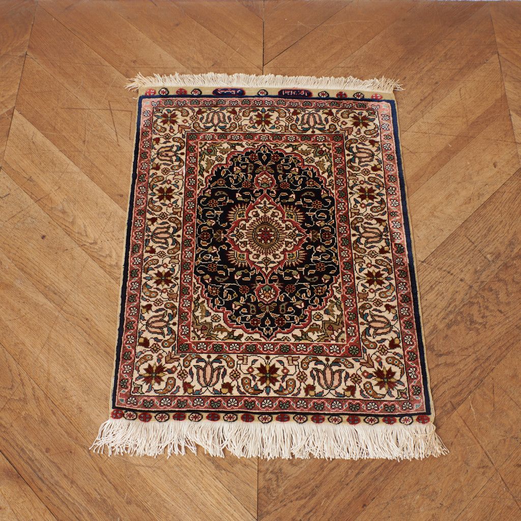 工房銘入り シルク製 ペルシャ絨毯