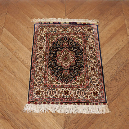 工房銘入り シルク製 ペルシャ絨毯