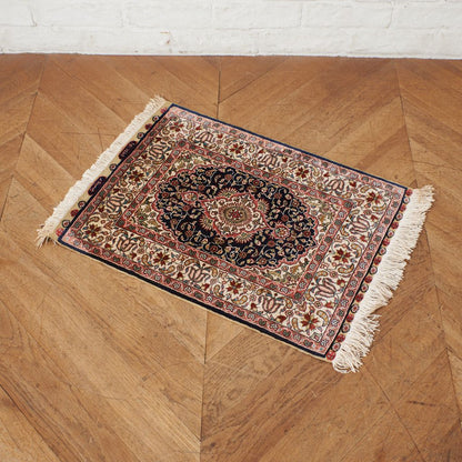 工房銘入り シルク製 ペルシャ絨毯