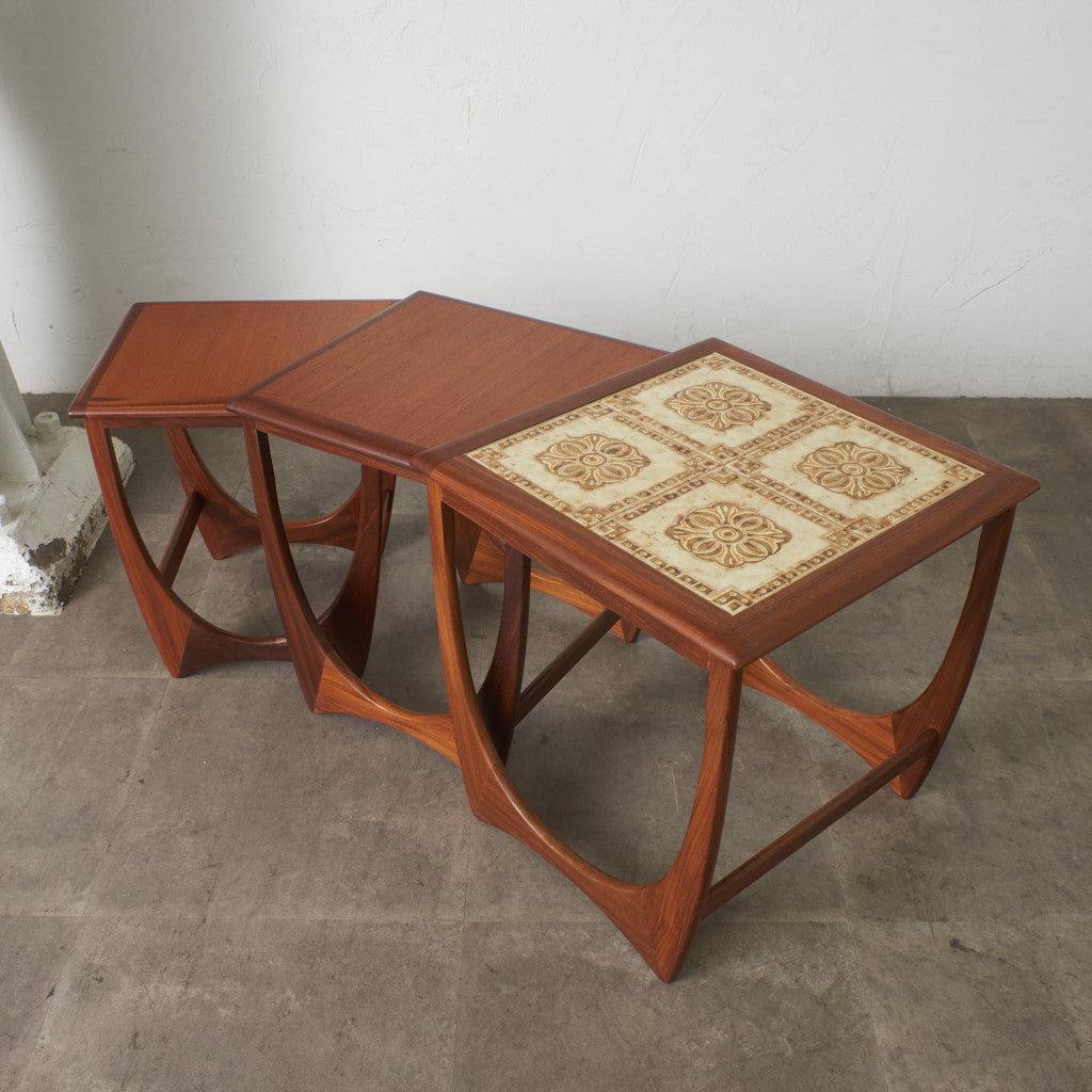 Astro セラミックタイルトップ ネストテーブル