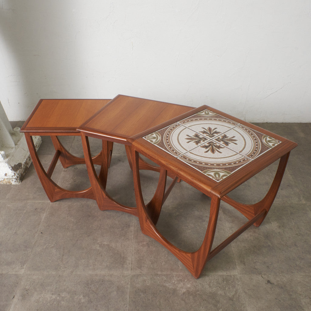 Astro セラミックタイルトップ ネストテーブル