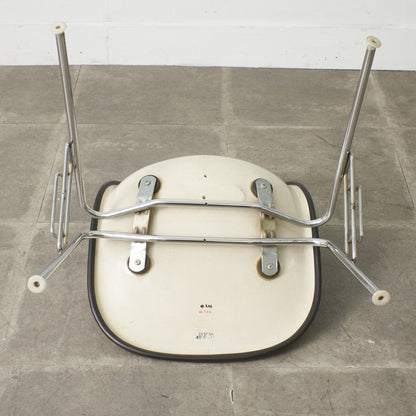 サイドシェルチェア スタッキングベース