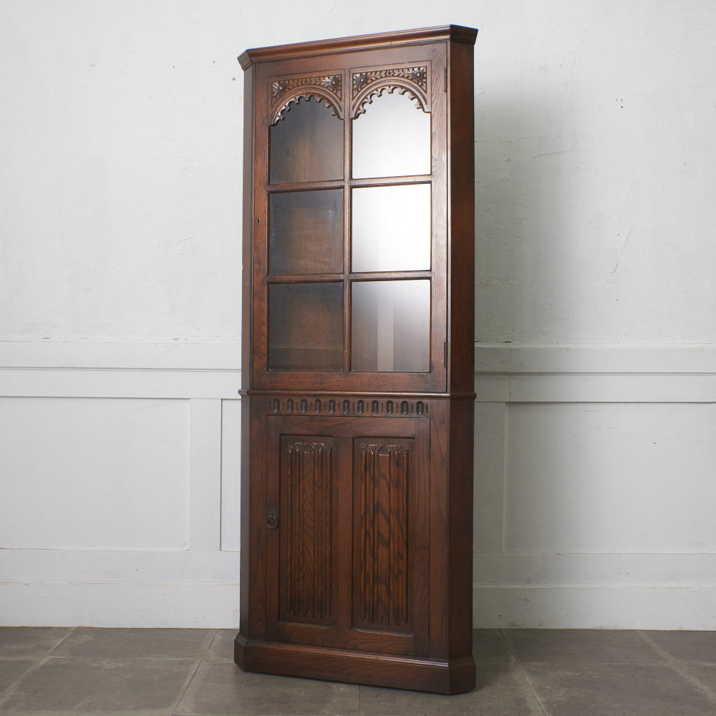 英国クラシック オーク材 コーナーキャビネット