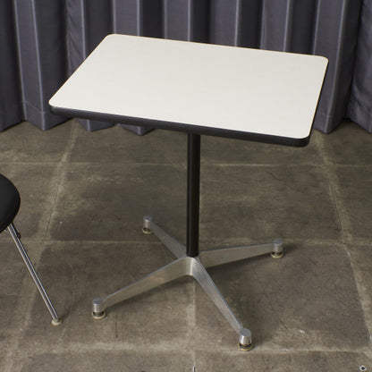 イームズ コントラクトベース テーブル