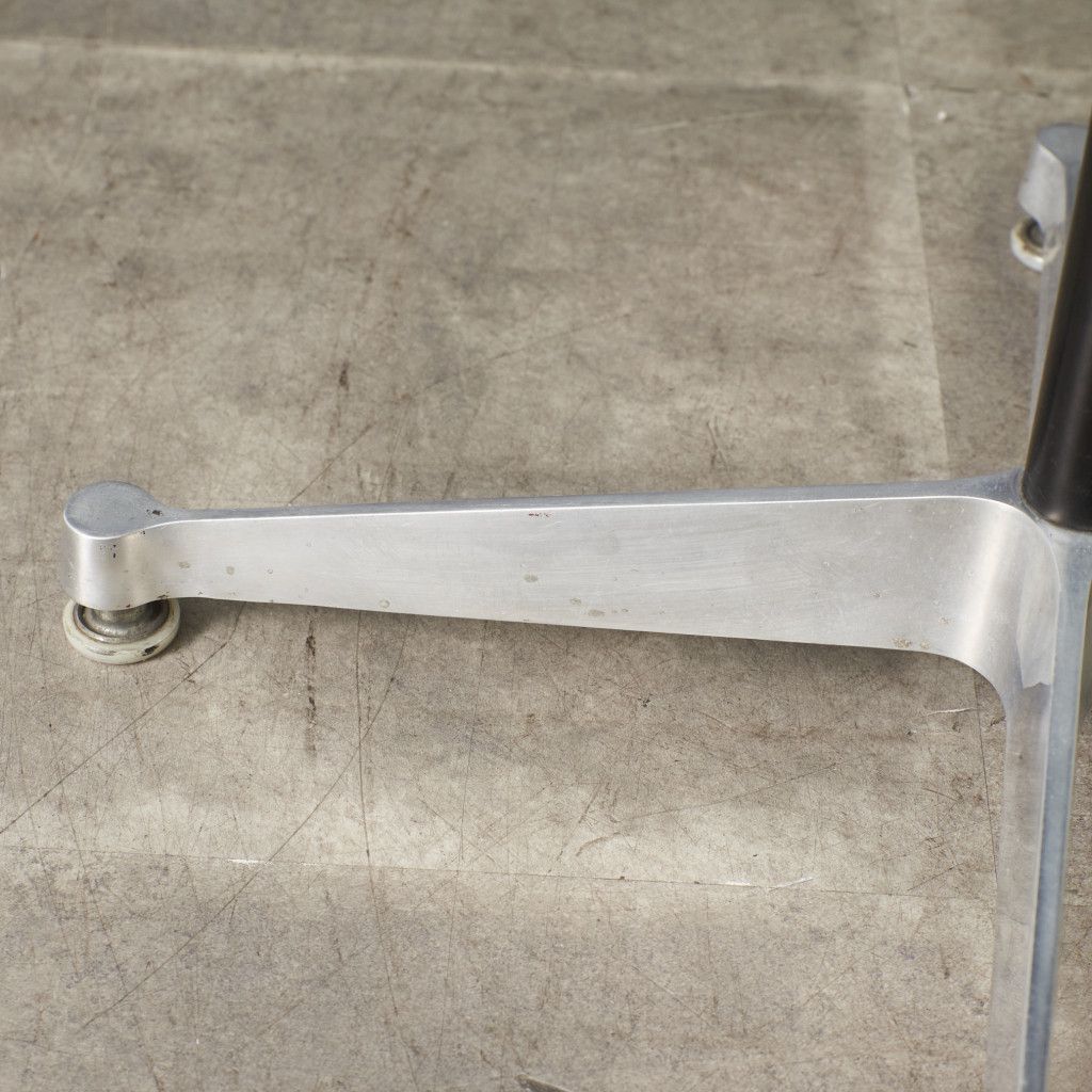 イームズ コントラクトベース テーブル