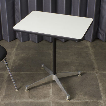 イームズ コントラクトベース テーブル