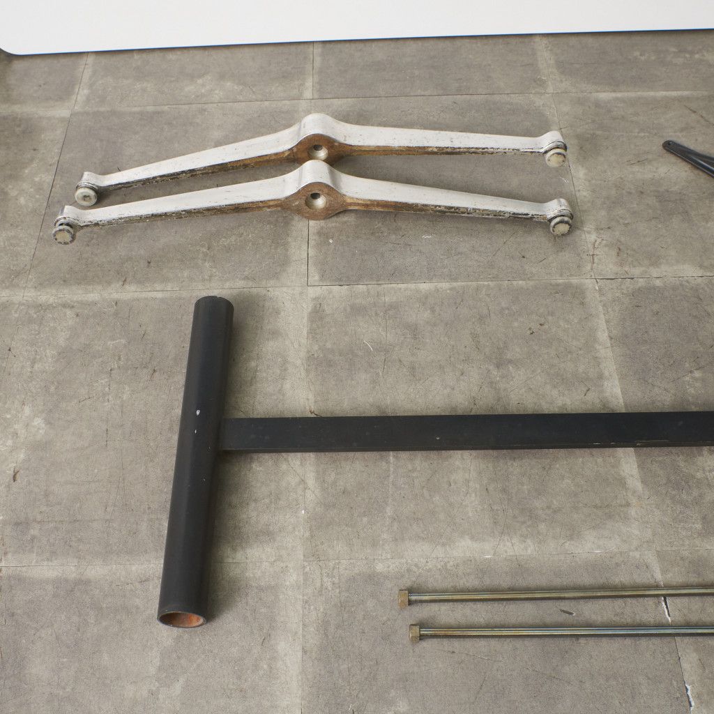 イームズ コントラクトベース ミーティングテーブル