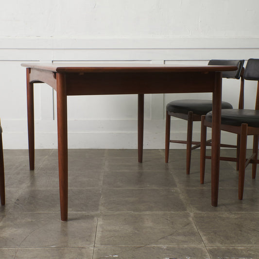 ブラジリア ダイニングテーブル