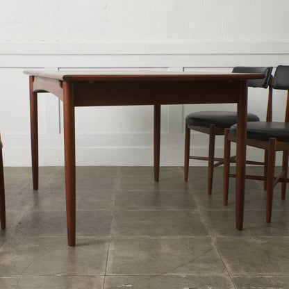 ブラジリア ダイニングテーブル