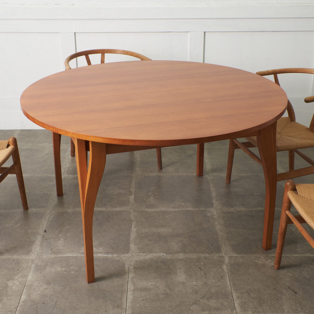 YPSILON 伸長式ダイニングテーブル