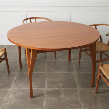 YPSILON 伸長式ダイニングテーブル