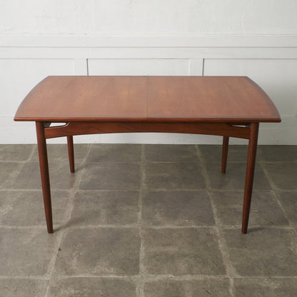 ブラジリア ダイニングテーブル