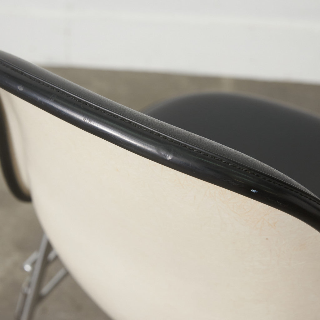 サイドシェルチェア スタッキングベース