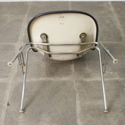 サイドシェルチェア スタッキングベース