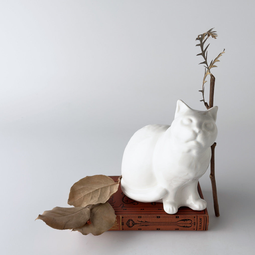 英国ヴィンテージ 白猫のフィギュリン｜rocca rocca