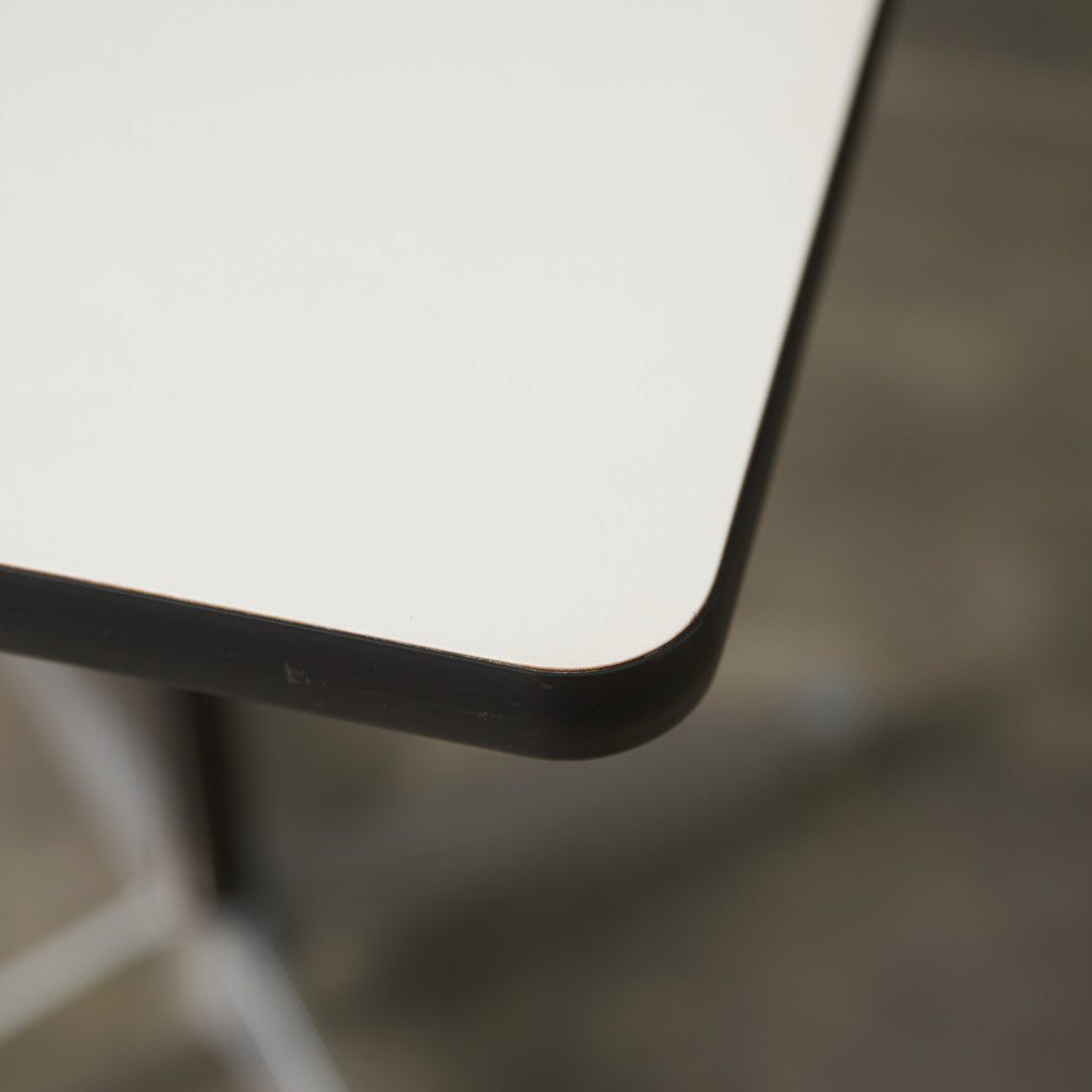 イームズ コントラクトベース テーブル