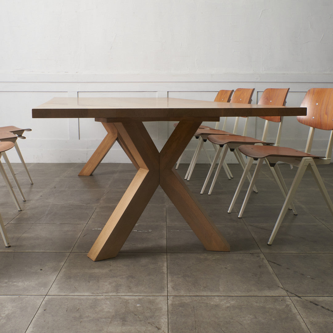 オーク無垢材 Xフレーム ダイニングテーブル｜飛騨産業 キツツキ