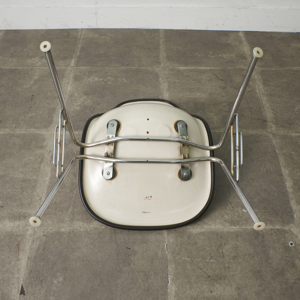 サイドシェルチェア スタッキングベース