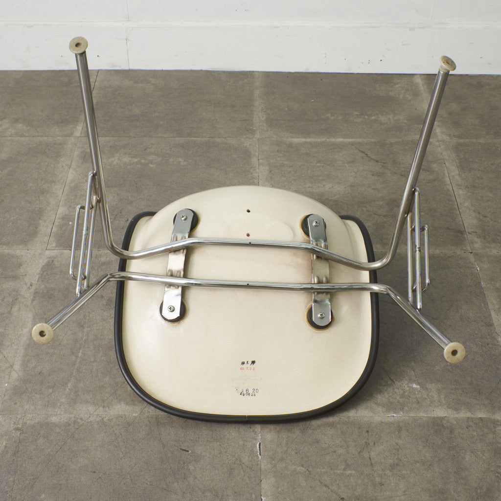 サイドシェルチェア スタッキングベース