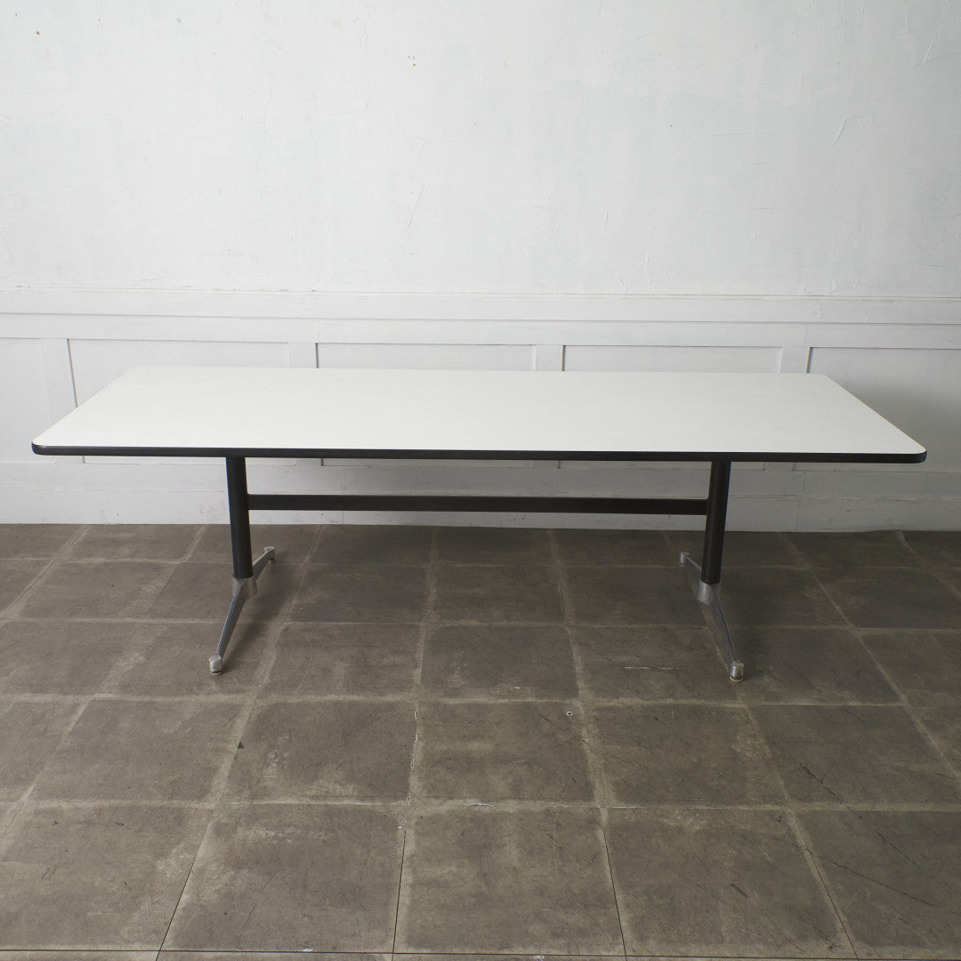 イームズ コントラクトベース ミーティングテーブル