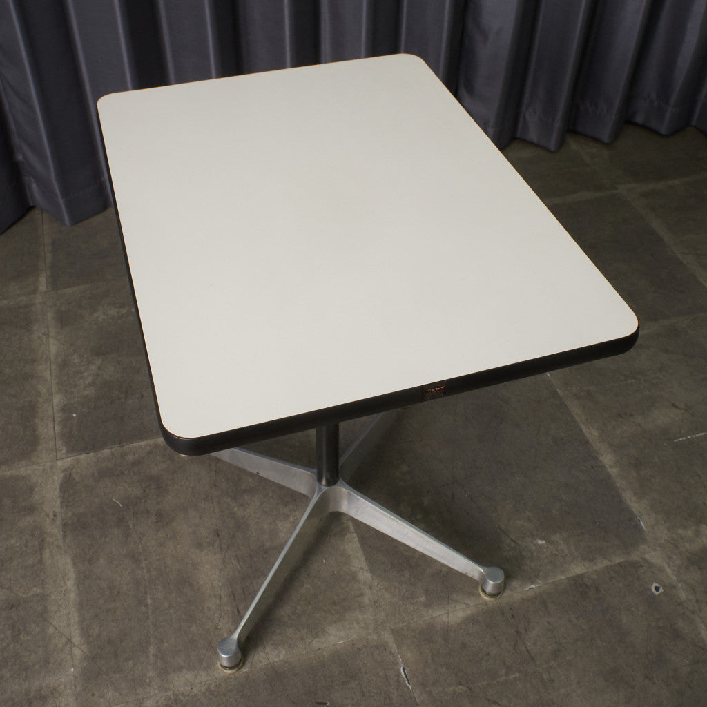 イームズ コントラクトベース テーブル