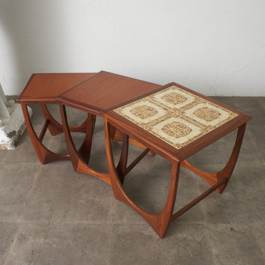 Astro セラミックタイルトップ ネストテーブル