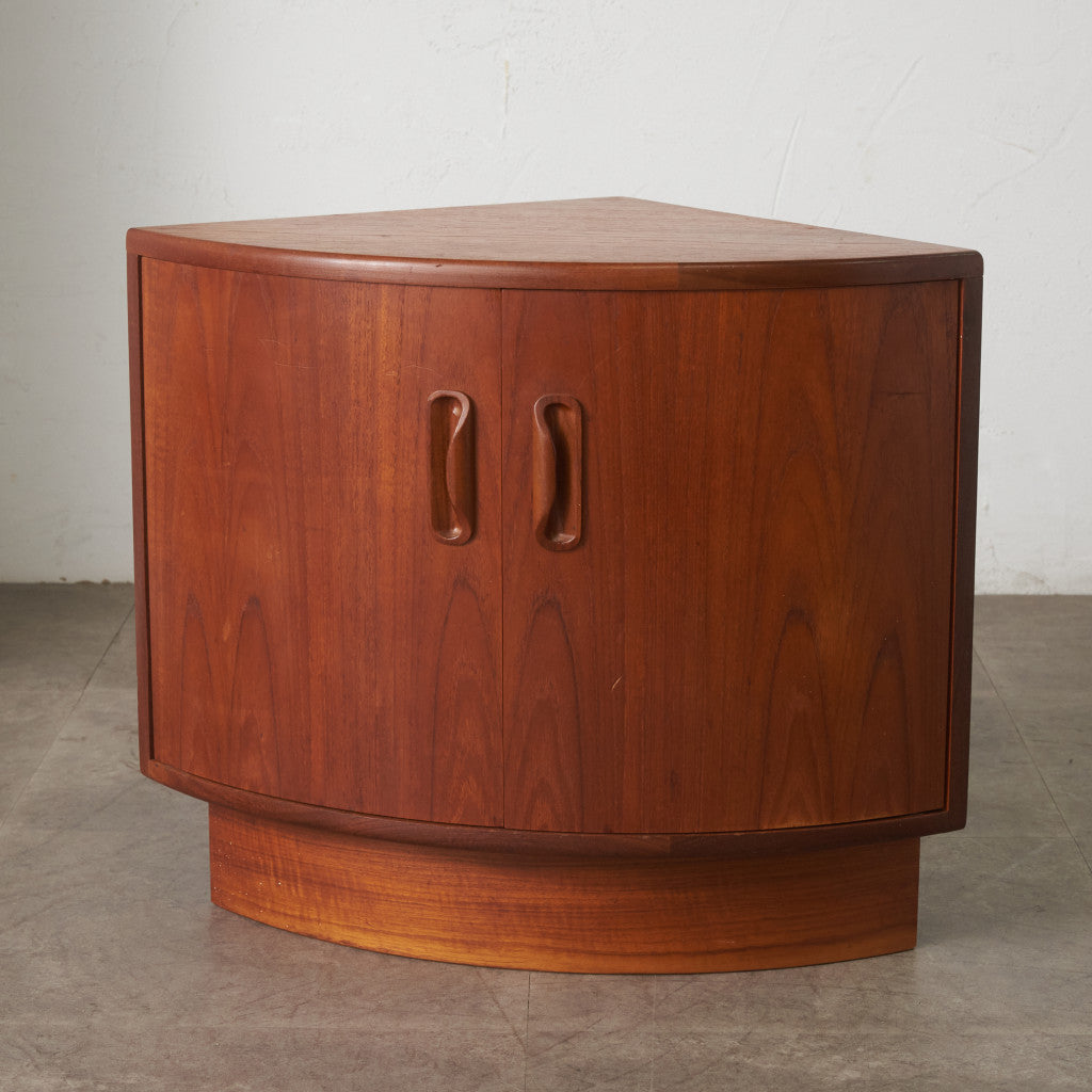 Fresco 凸型コーナーローキャビネット