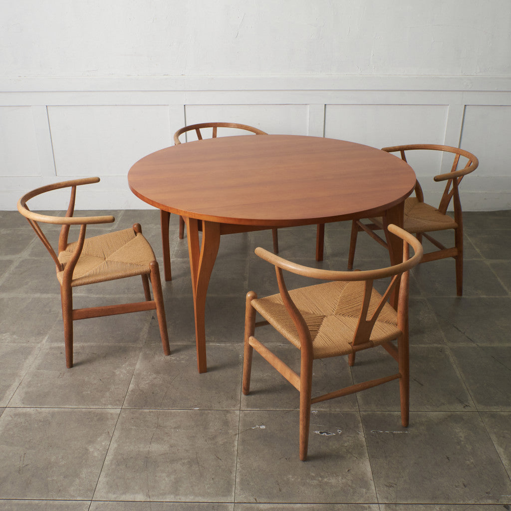 YPSILON 伸長式ダイニングテーブル