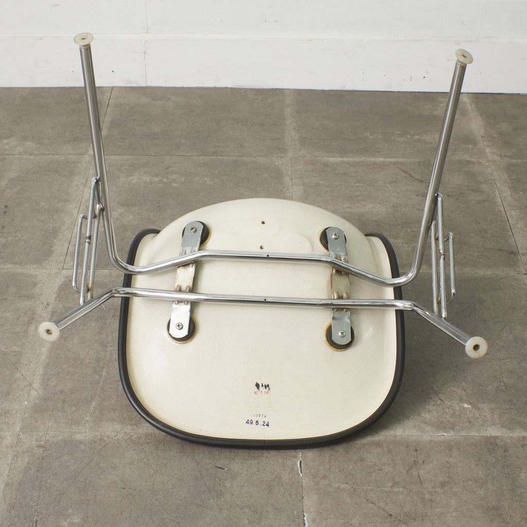 サイドシェルチェア スタッキングベース