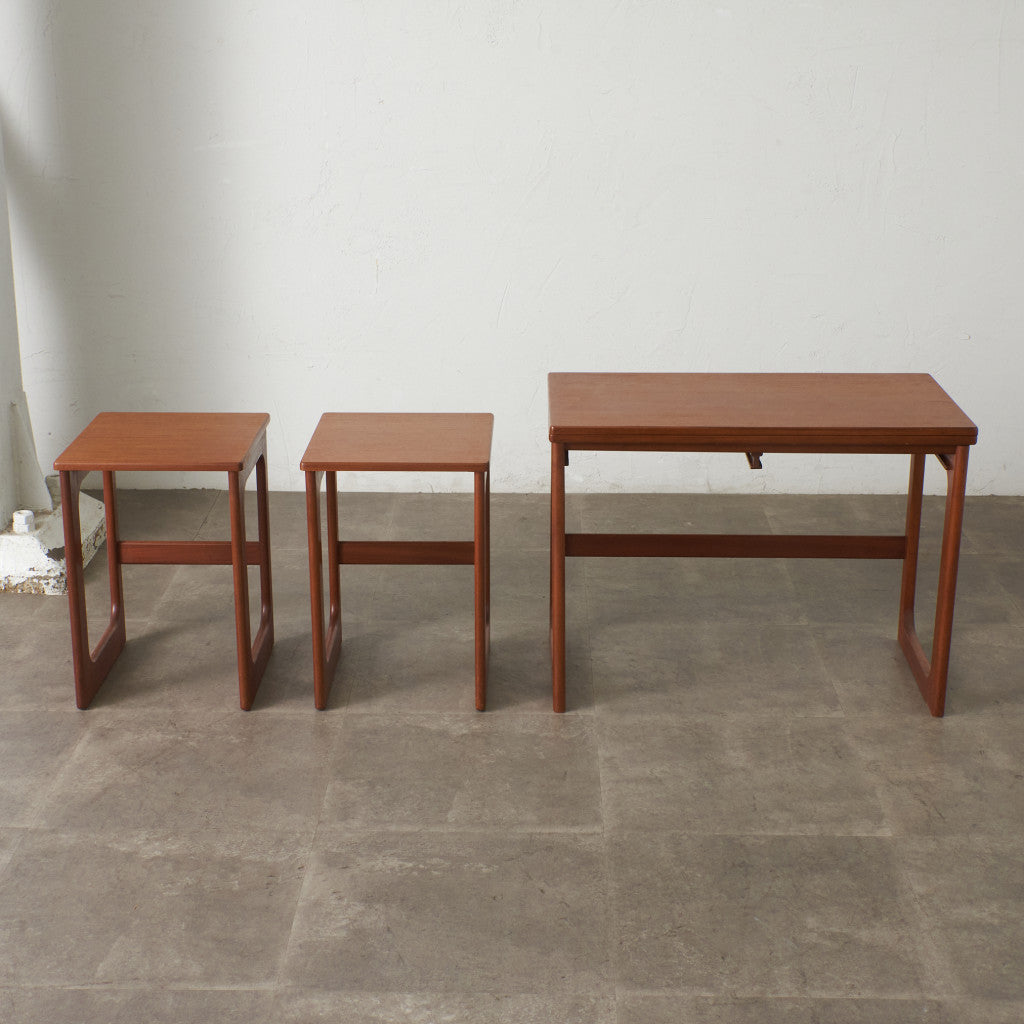 ヴィンテージ 拡張式天板付き ネストテーブル