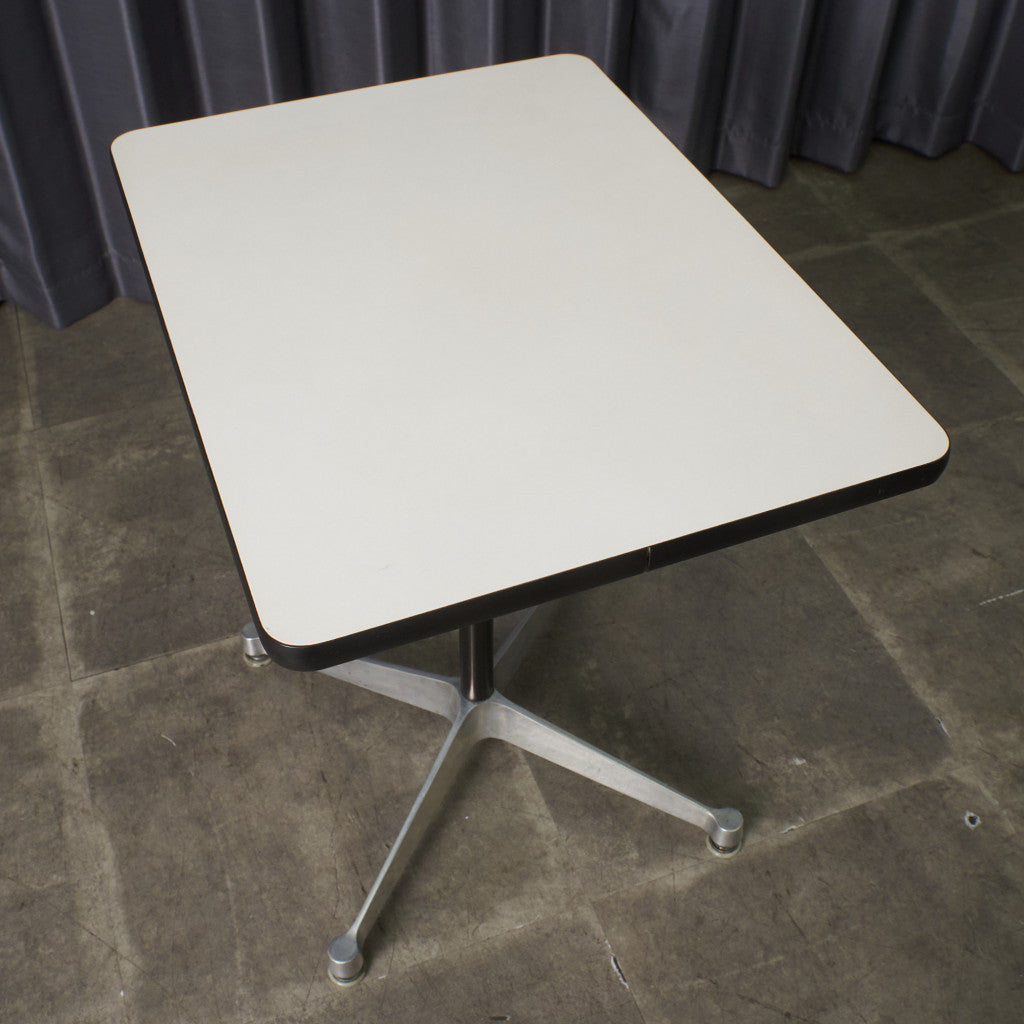 イームズ コントラクトベース テーブル