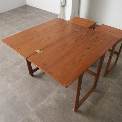 ヴィンテージ 拡張式天板付き ネストテーブル