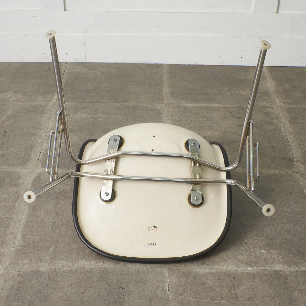 サイドシェルチェア スタッキングベース