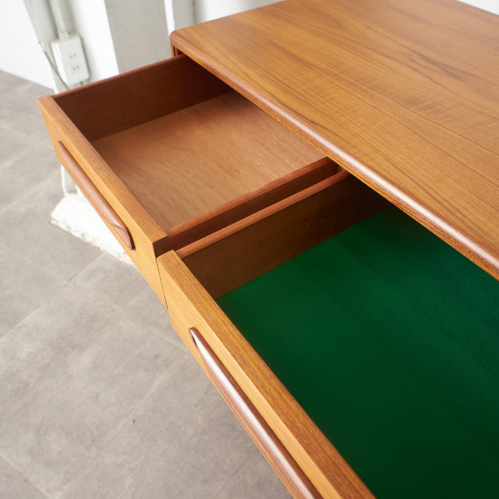 Fresco 脚付きサイドボード (4072) – rocca rocca