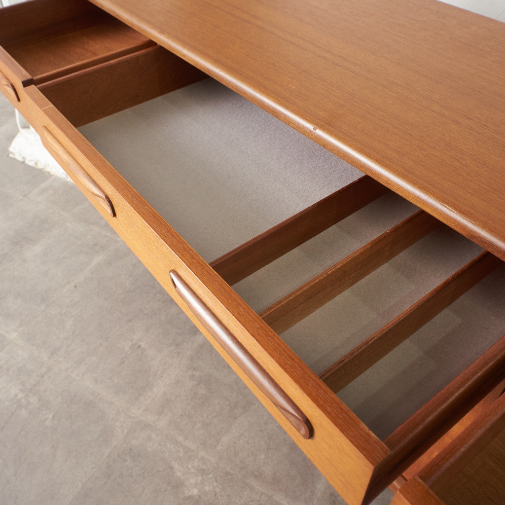 Fresco 脚付きサイドボード (4072)