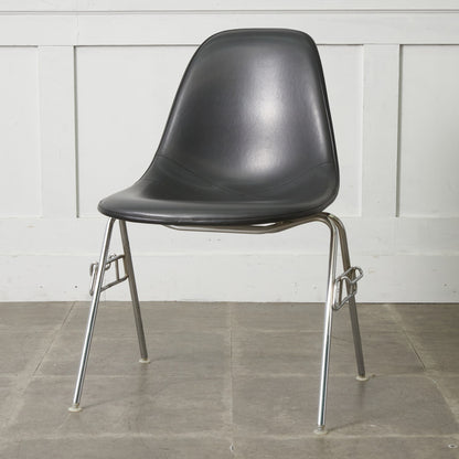 サイドシェルチェア スタッキングベース