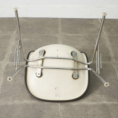 サイドシェルチェア スタッキングベース