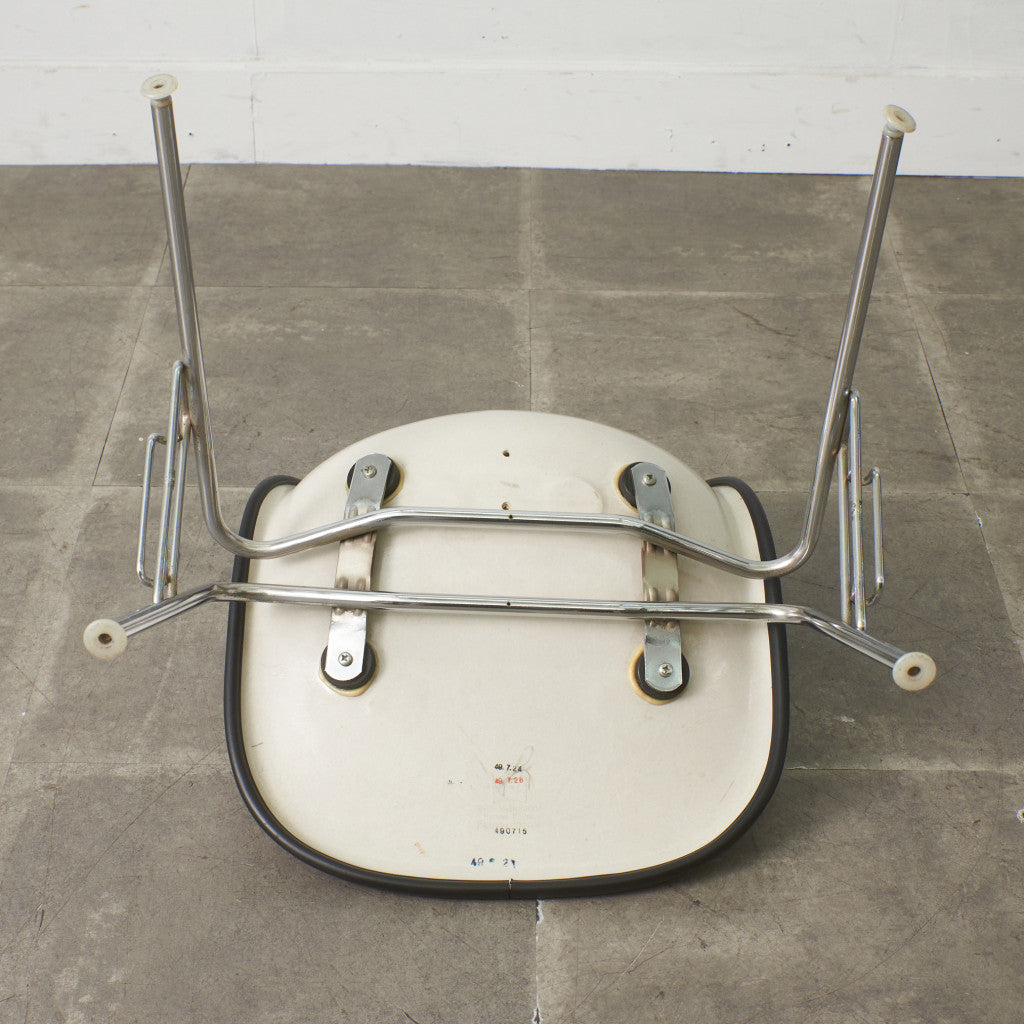 サイドシェルチェア スタッキングベース