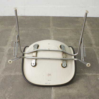 サイドシェルチェア スタッキングベース